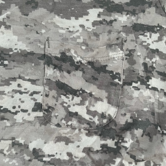 Calvin Klein camo print T-Shirt - Picture 3 of 3